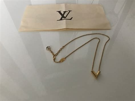 Essential v lange ketting Louis Vuitton goud in Goud en staal